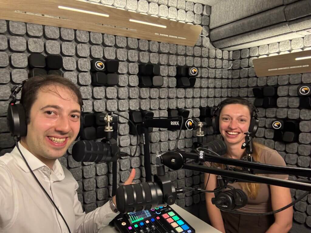 Lena Sargalski und Dimitri Ravin bei der Podcast-Aufnahme auf der Smart Country Convention 2026