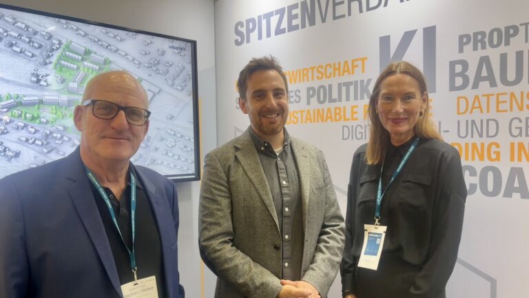 Stephan Weber (Bundesarchitektenkammer), Marc Hodapp (urbanistic) und Heidrun Hendricks (BImA) am Stand des ZIA auf der Smart Country Convention 2026