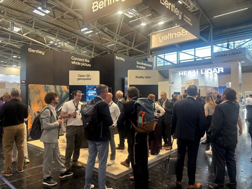 Get-together nach den TWINTALKS am Stand von Bentley Systems auf der INTERGEO 2026